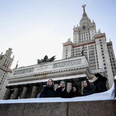 Des étudiants devant le bâtiment principal de l'Université d'État de Moscou, le 8 février 2021.