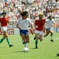 Le footballeur français Dominique Rocheteau lors d'un match du premier tour de la Coupe du Monde de la FIFA 1986