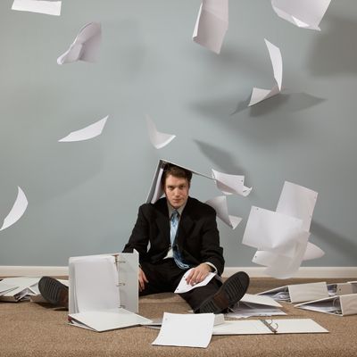 Noyé sous les papiers