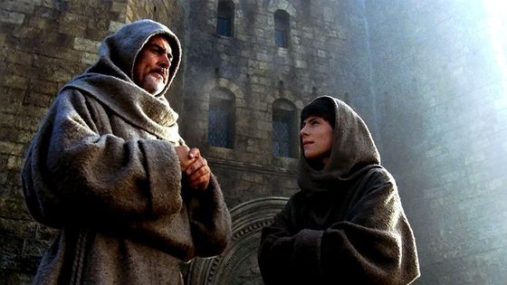 Guillaume de Baskerville (Sean Connery) et Adso de Melk (Christian Slater) mènent l'enquête dans "Le Nom de la rose" de Jean-Jacques Annaud, sorti en 1986. - Artistes Auteurs Associés (A.A.A.)