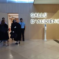 Des avocats de parties civiles entrent dans la salle d’audience de la cour d’assises spéciale de Paris