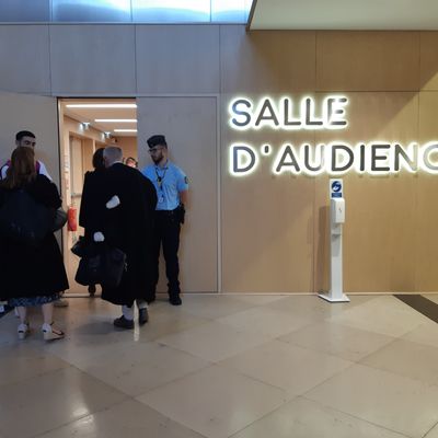 Des avocats de parties civiles entrent dans la salle d’audience de la cour d’assises spéciale de Paris