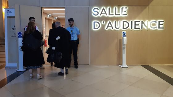 Des avocats de parties civiles entrent dans la salle d’audience de la cour d’assises spéciale de Paris ©Radio France - Florence Sturm