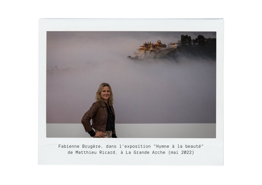 La philosophe Fabienne Brugère, devant une photo de Matthieu Ricard, dans son exposition "Hymne à la beauté" à La Grande Arche