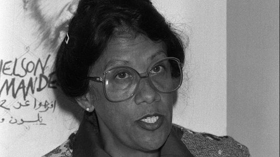 Une photo de Dulcie September, militante anti-apartheid et figure politique sud-africaine, en août 1985 à Paris. - PIERRE VERDY / AFP