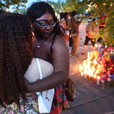 Onze des victimes étaient des personnes noires et deux étaient blanches, dans le quartier où a eu lieu le massacre, majoritairement afro-américain de Buffalo.