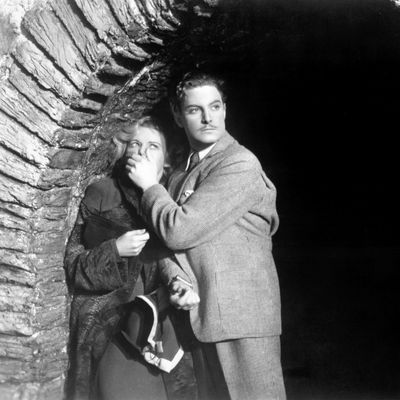 Robert Donat et Madeline Carroll dans "Les 39 Marches " réalisé en 1935 par Alfred Hitchcock