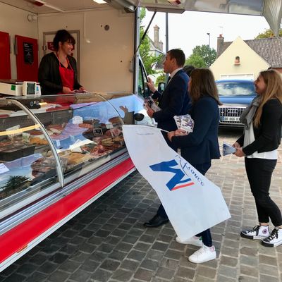 Le candidat Rassemblement National dans la 7eme circonscription du Pas-de-Calais, Marc de Fleurian, fait campagne sur le marché de Marck.