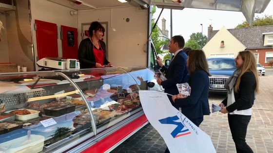 Le candidat Rassemblement National dans la 7eme circonscription du Pas-de-Calais, Marc de Fleurian, fait campagne sur le marché de Marck. ©Radio France - Julie Pacaud