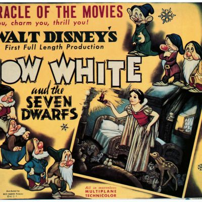 L’affiche du dessin animé de Walt Disney “Snow White and the seven dwarfs” (“Blanche-Neige et les septs nains” 1937.