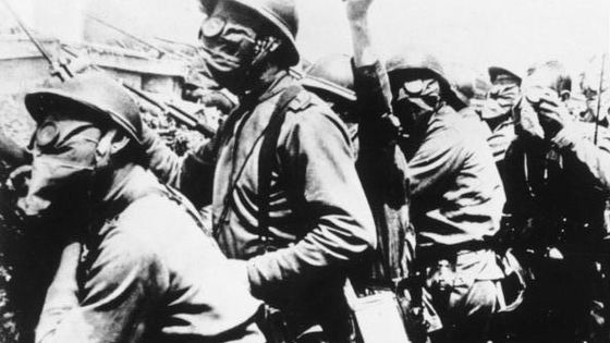 Soldats russes sur le front de Champagne, uniforme et bottes russes, casques et masques français - Par Bundesarchiv, Bild commons.wikimedia.org
