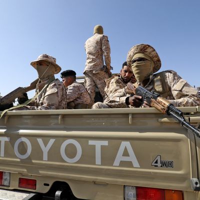 Des miliciens qui soutiennent le premier ministre Dbeibah à Tripoli le 17 mai 2022.
