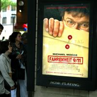 Des cinéphiles font la queue pour voir "Farenheit 9/11" du réalisateur Michael Moore dans un cinéma de New York, le 25 juin 2004.