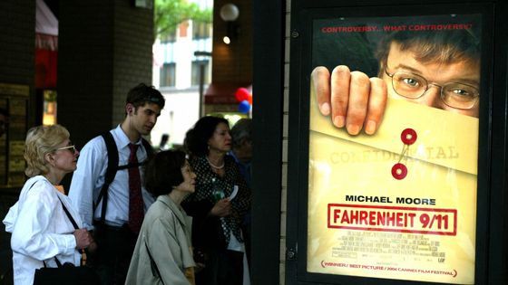 Des cinéphiles font la queue pour voir "Farenheit 9/11" du réalisateur Michael Moore dans un cinéma de New York, le 25 juin 2004. ©AFP - DON EMMERT