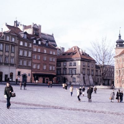 Passants sur place d'un vieux quartier de Varsovie en 1983, Pologne