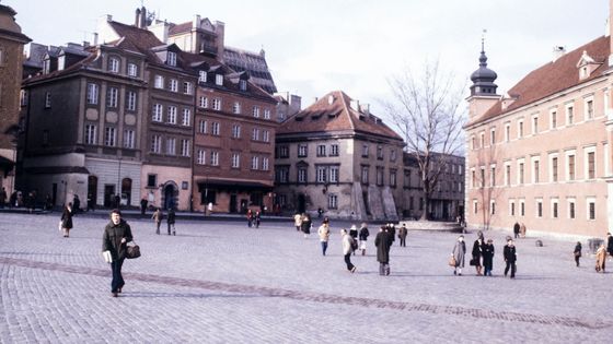 Passants sur place d'un vieux quartier de Varsovie en 1983, Pologne ©Getty - Francois LOCHON/Gamma-Rapho