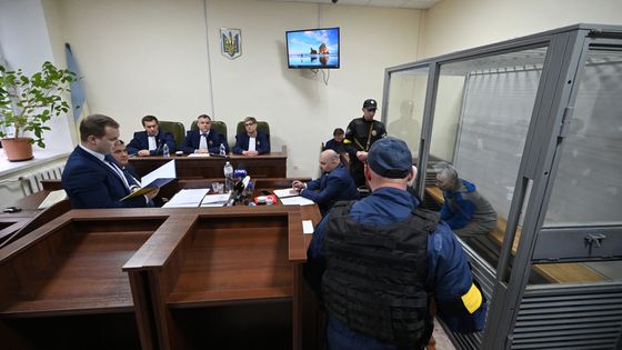 Procès d’un soldat russe à Kiev, le 18 mai 2022. Accusé de crimes de guerre pour avoir tué un civil, il a plaidé coupable et risque la réclusion à perpétuité. ©AFP - Genya SAVILOV