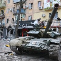 Char russe dans les ruines de Marioupol, où un dernier carré de résistants est enfermé dans l'aciérie d'Azovstal.