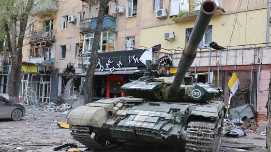 Char russe dans les ruines de Marioupol, où un dernier carré de résistants est enfermé dans l'aciérie d'Azovstal. ©AFP - Leon Klein / Anadlu Agency / Anadolu Agency via AFP