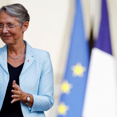 Elisabeth Borne à l'Hôtel Matignon, pendant la cérémonie de passation de pouvoirs avec son prédécesseur Jean Castex, le 16 mai 2022