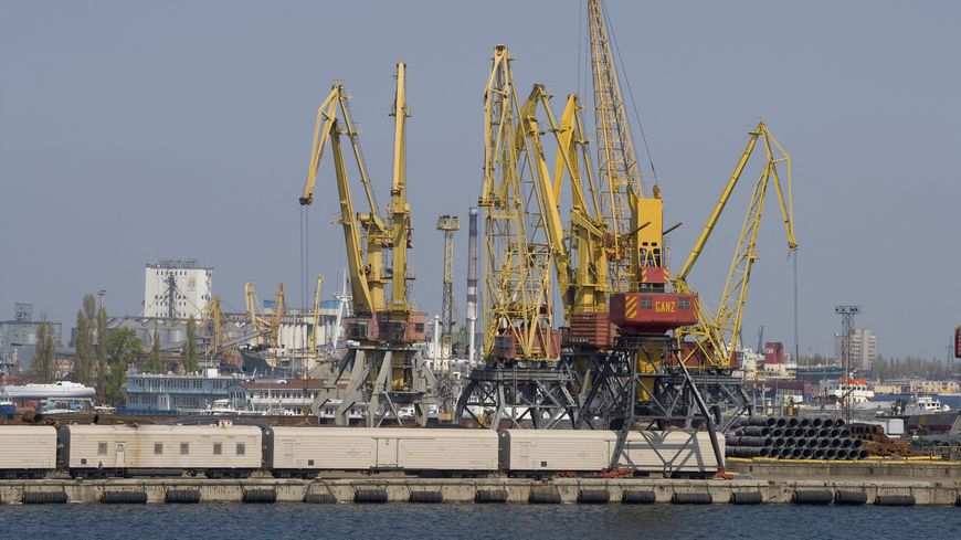 Les principaux terminaux portuaires ukrainiens, comme celui d’Odessa, sont bloqués. Comme les céréales à exporter qui y transitent ou y sont stockées.