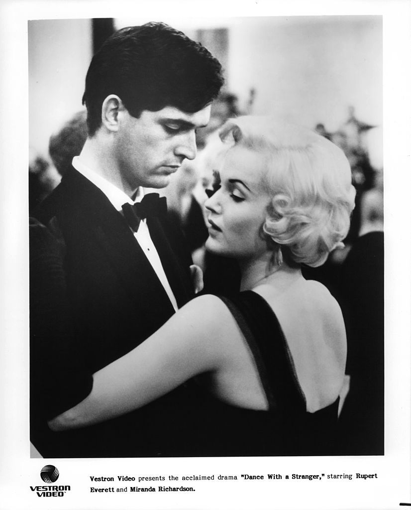 Rupert Everett et Miranda Richardson dans le film 'Dance With A Stranger' de Mike Newell (1985)
