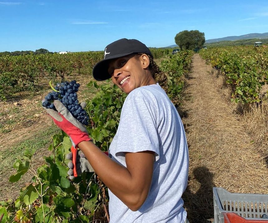 Isabel en train de travailler sur son domaine, où elle pratique une agriculture naturelle.