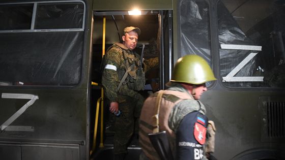 Des soldats russes évacuent des prisonniers ukrainiens à la chute de Marioupol (image prise par l'agence russe Sputnik) ©AFP - Alexey Kudenko / Sputnik / Sputnik via AFP