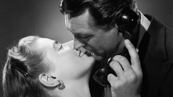 Ingrid Bergman et Cary Grant en pleine "communication" dans le film d'Alfred Hitchcock "Notorious" (Les Enchaînés") 1946 ©Getty - Ernest Bachrach / John Kobal Foundation
