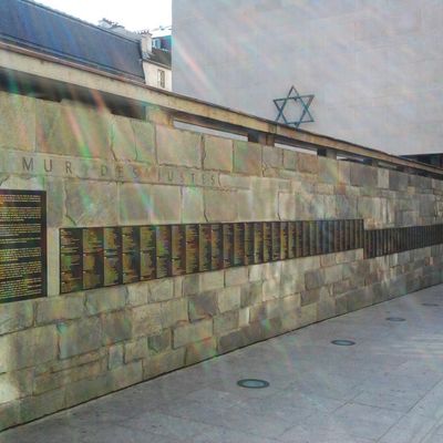 Le mur des Justes, allée des Justes à Paris, avec les noms des Justes parmi les nations françaises.