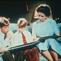 La reine Elisabeth II et ses fils Andrew et Edward regardent un album de famille (décembre 1971)