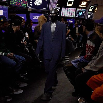 Défilé de Balenciaga à Wall Street