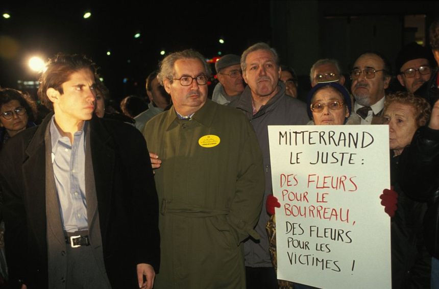 Le 12 novembre 1992, l'Union des étudiants juifs de France manifeste rue Nélaton, à l'emplacement de l'ancien Vel d'Hiv. Serge Klarsfeld participe.
