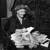 Agatha Christie dédicaçant des exemplaires de son roman "Je ne suis pas coupable" paru en France aux éditions du Masque en 1944.