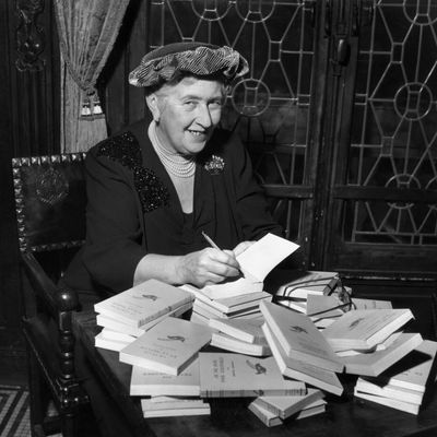 Agatha Christie dédicaçant des exemplaires de son roman "Je ne suis pas coupable" paru en France aux éditions du Masque en 1944.