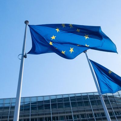 Des drapeaux de l'Union européenne, au siège de la Commission européenne, à Bruxelles (Belgique), au printemps 2021.