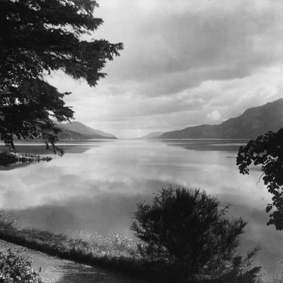 Juillet 1937, l'un des plus grands lochs écossais et le supposé foyer du monstre du Loch Ness