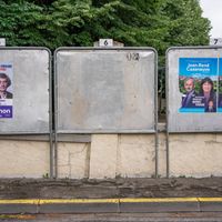 Affiches électorales de la campagne des élections législatives des candidats LREM et NUPES de la première circonscription de la ville d'Auch le 8 juin 2022