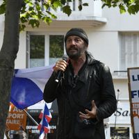 Francis Lalanne en 2021 à une manifestation contre les mesures prises contre la pandémie