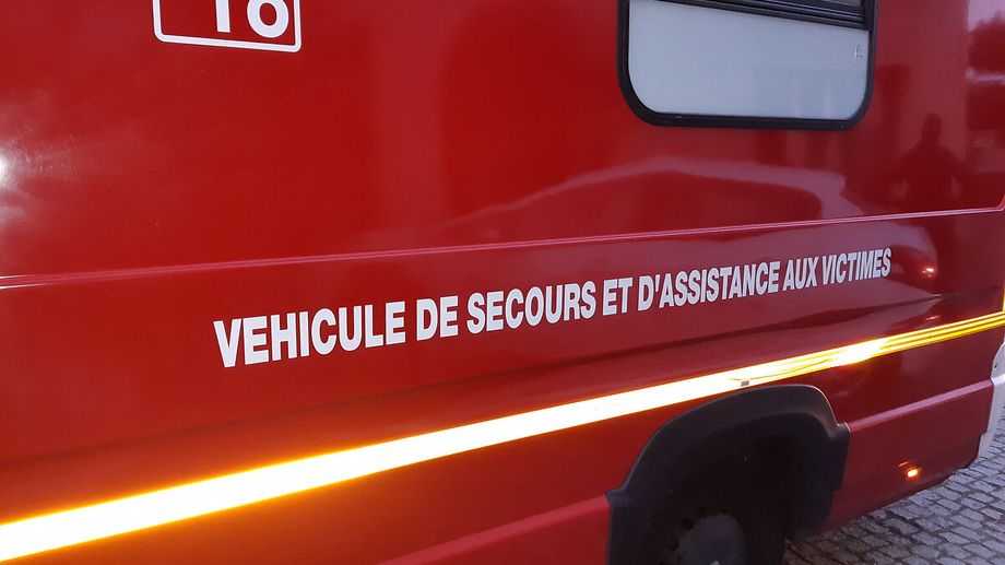 VendÃ©e : la voiture arrache un arbre et finit sur le toit, le conducteur est mort