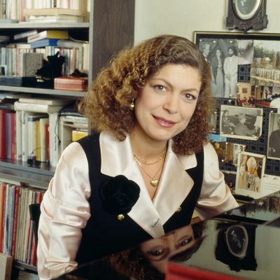 Brigitte Engerer devant son piano