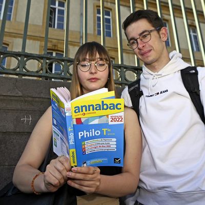 Deux lycéens de Nancy (Meurthe-et-Moselle) après l'épreuve de philosophie, le 15 juin 2022