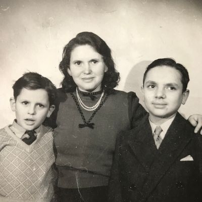 Jean-Claude, Suzanne, sa mère, et Maxime, son grand frère, à Paris au début des années 1950.