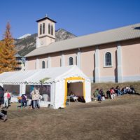 Des exilés arrivés par l'Italie, accueillis en l'église Sainte Catherine par le curé de Briançon et l'évêque de Gap et d'Embrun.