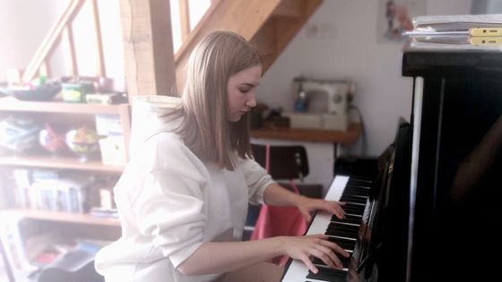 Derrière son look d'adolescente, Diana est en réalité une grande pianiste. La jeune Ukrainienne s'entraîne chez la famille française qui l'accueille. ©Radio France - Diane Berger
