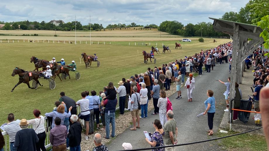 EN IMAGES - Des milliers de turfistes en Dordogne pour l'hippodrome qui n'ouvre qu'une fois par an