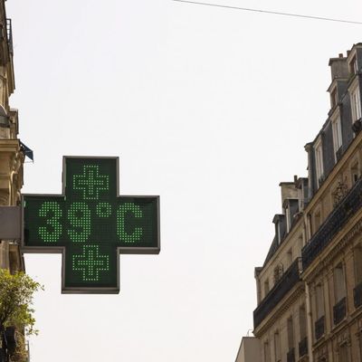 Une pharmacie du 18e arrondissement de Paris indique une température de 39 °C le 18 juin 2022.