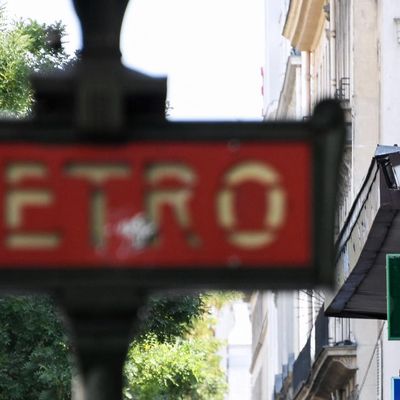 Un tableau d'affichage de la température sur la façade d'une pharmacie à Paris, le 25 huiller 2019.