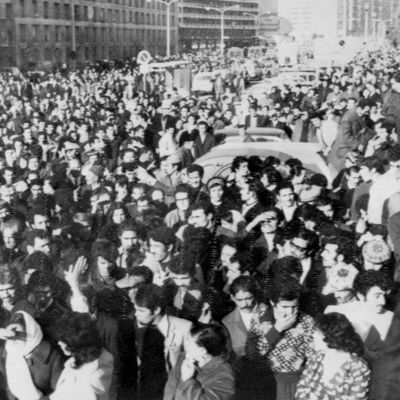 16/12/1973, des milliers de personnes accompagnent les dépouilles des Algériens victimes de l'attentat à la bombe contre le consulat d'Algérie à Marseille