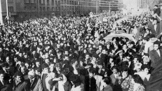16/12/1973, des milliers de personnes accompagnent les dépouilles des Algériens victimes de l'attentat à la bombe contre le consulat d'Algérie à Marseille ©AFP - STF